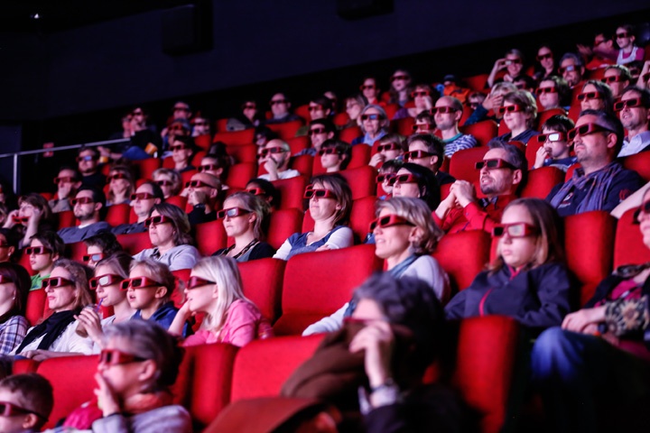 Menschen mit 3D-Brillen im Kino