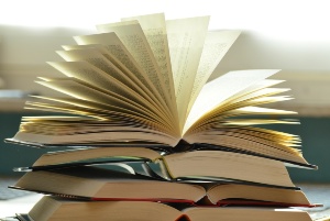 Jedes Semester wieder: Die Bücher werden gewälzt, Fakten gepaukt und bergeweise Notizen erstellt. Quelle: pixabay.com