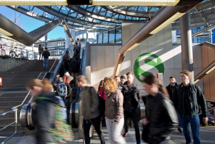 Studierende strömen aus der S-Bahn Station auf dem Campus Vaihingen