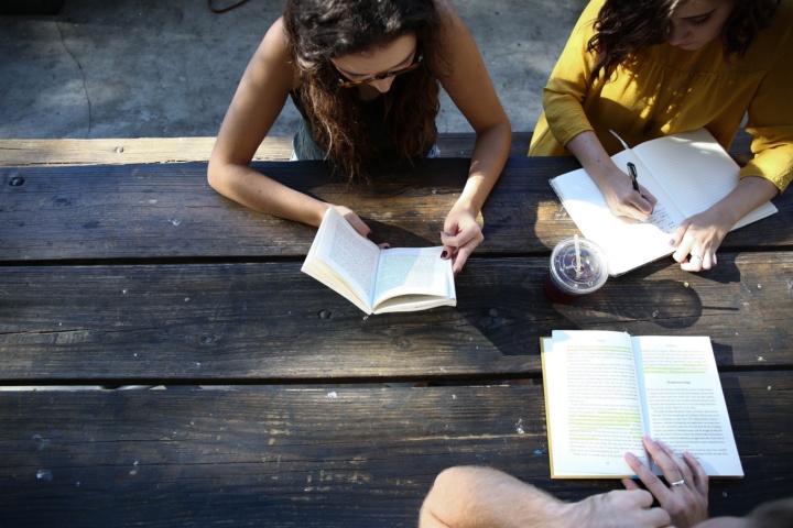 Frauen beim gemeinsamen Studieren
