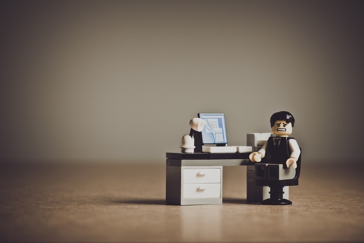 Lego Männchen am Schreibtisch