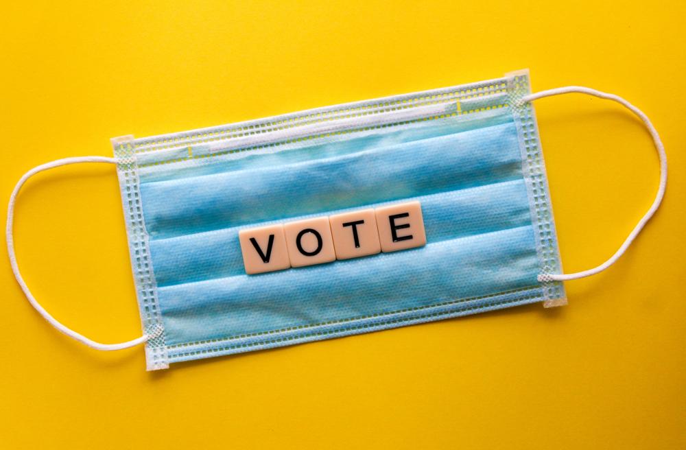 Auf dem Bild ist eine medizinische Maske mit dem Schriftzug "vote" zu sehen.