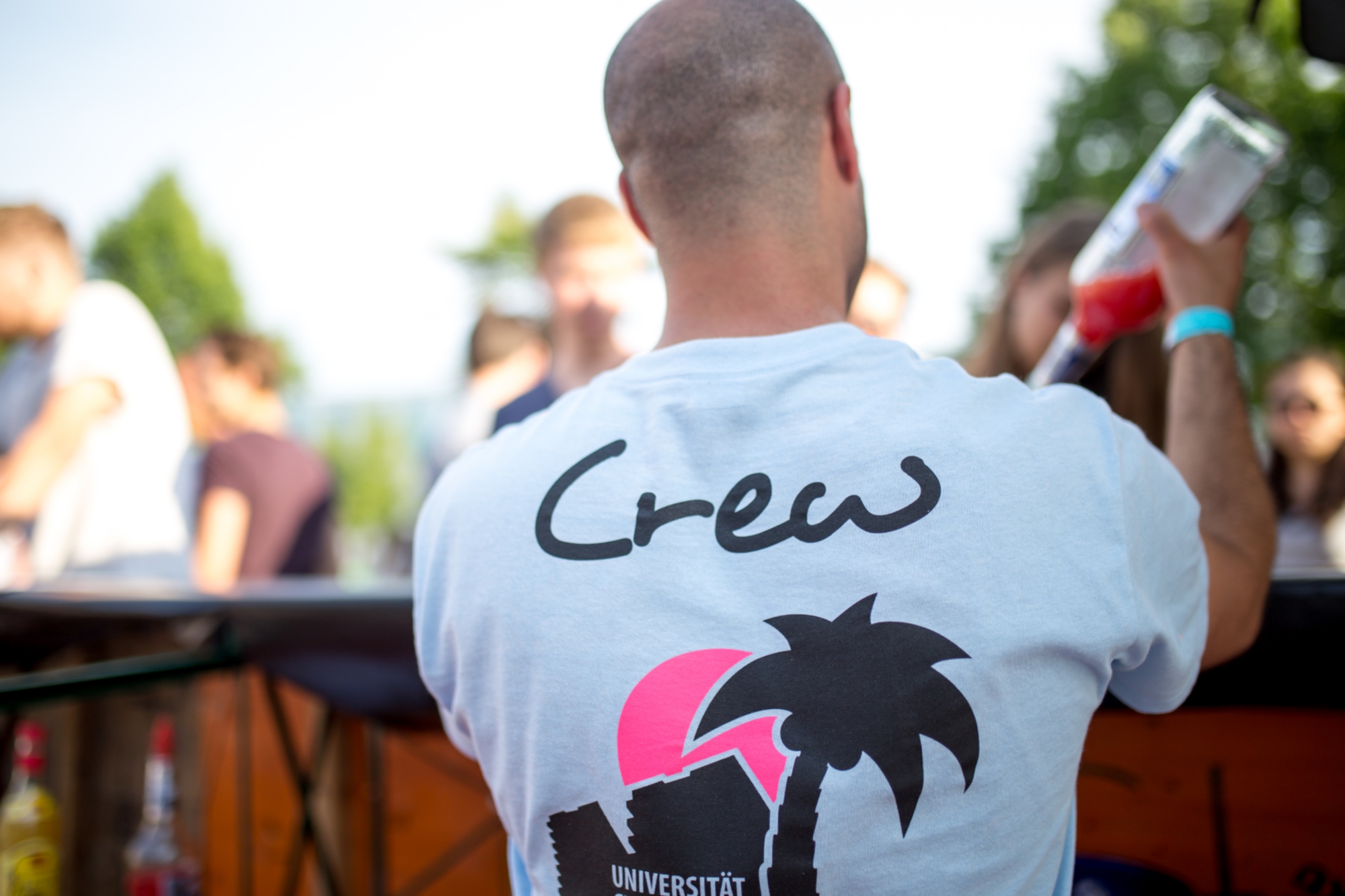Barkeeper mixt auf dem Campus Beach Cocktails