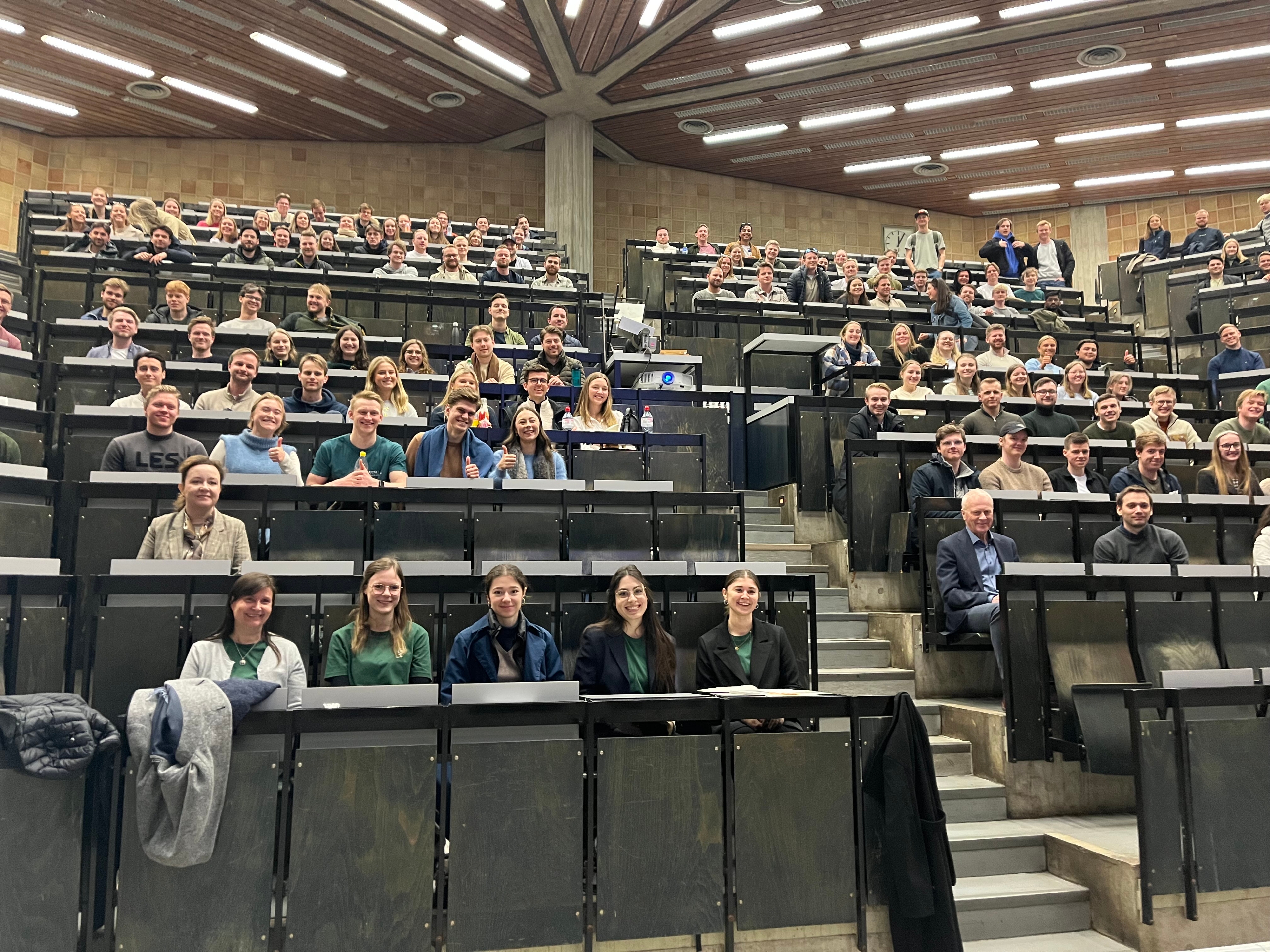 Studierende sitzen im Hörsaal