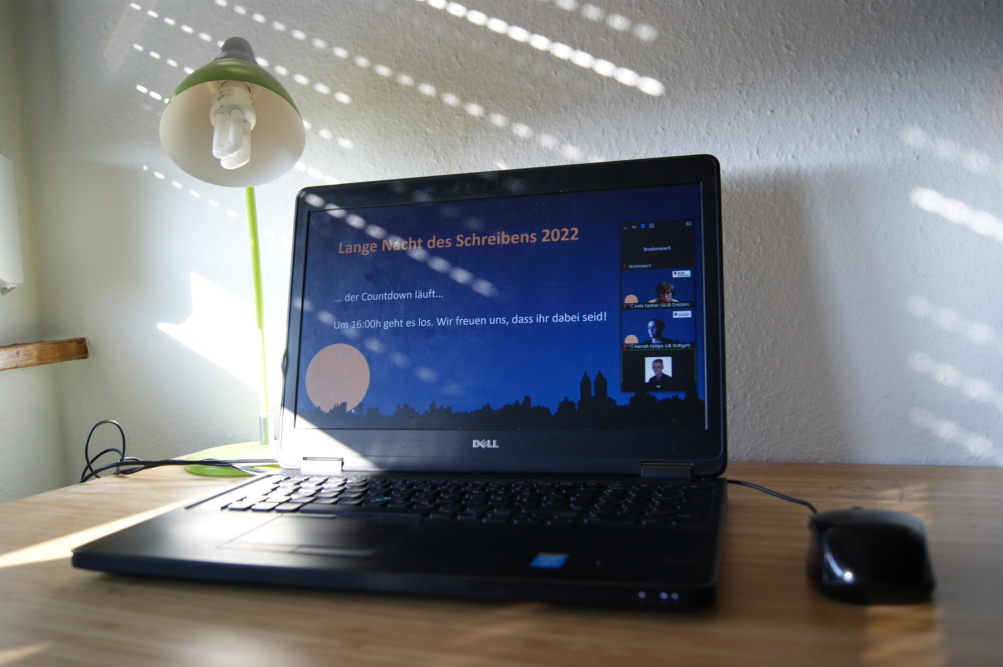 Geöffnetes Fenster auf dem Lptop zeigt die Teilnahme an der Langen Nacht des Schreibens