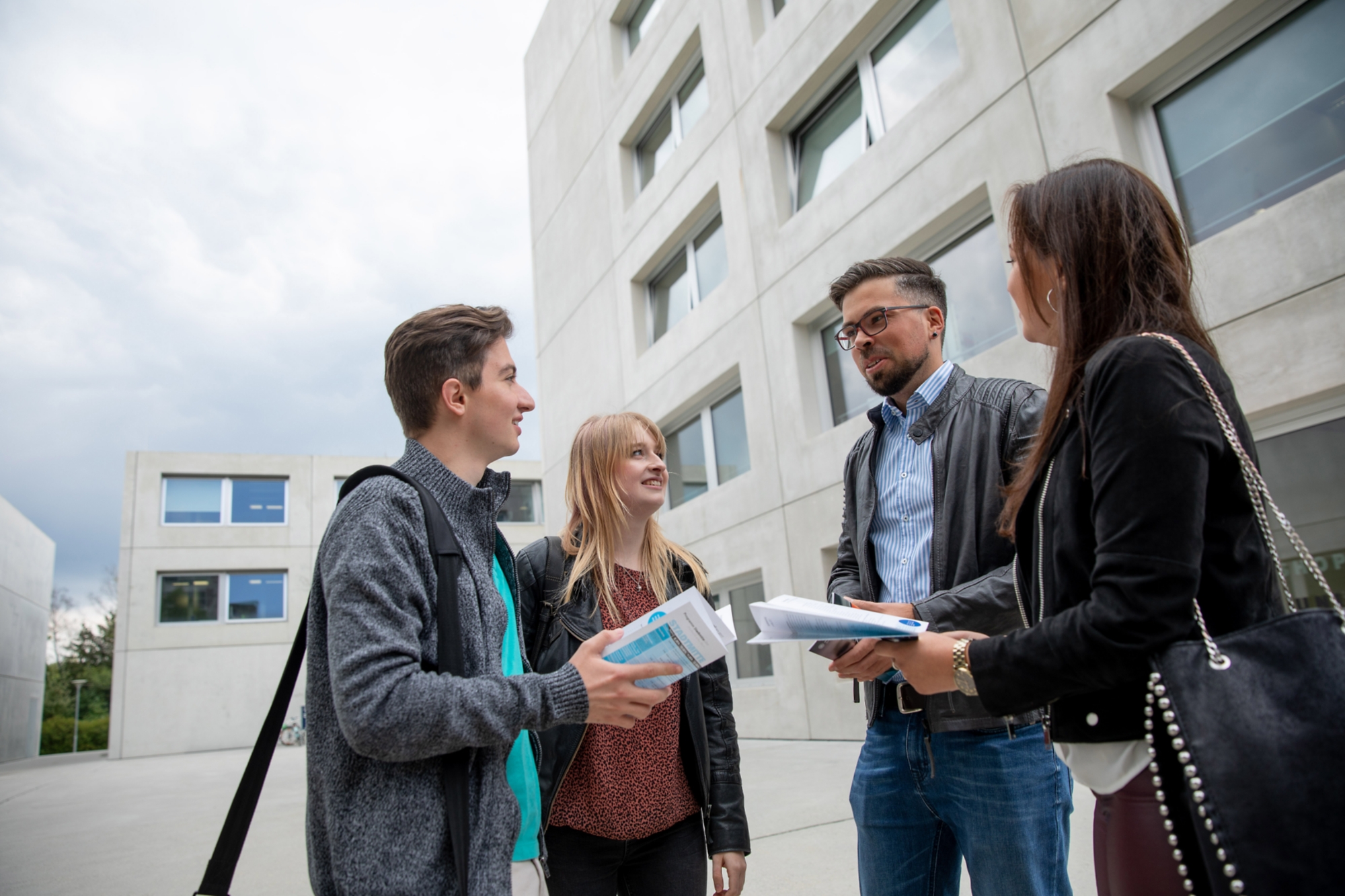 Studierende stehen in einer Gruppe zusammen auf dem Campus Vaihingen.