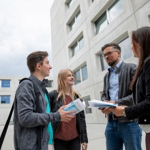 Students stand together in a group on the Campus Vaihingen.