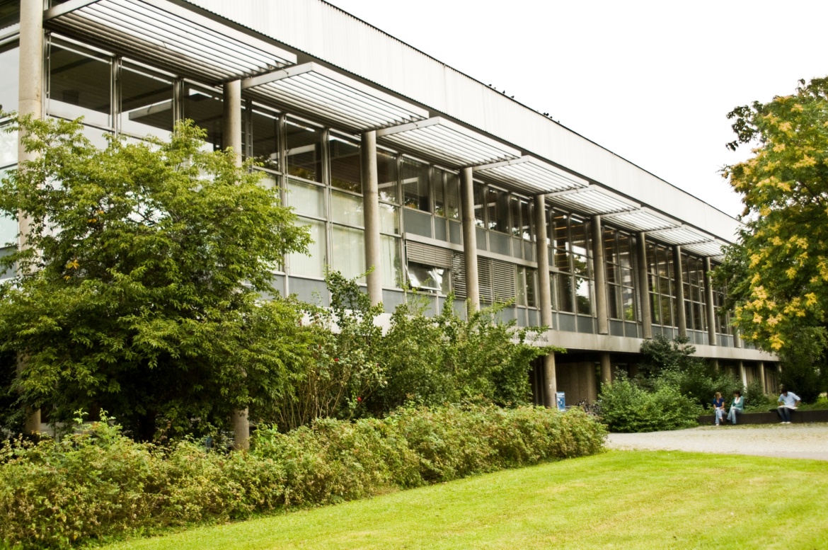 Das Gebäude der Universitätsbibliothek auf dem Campus Stadtmitte.