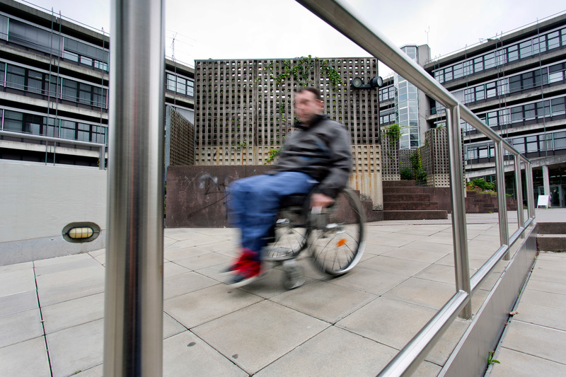 Ein Rollstuhlfahrer auf dem Campus Vaihingen