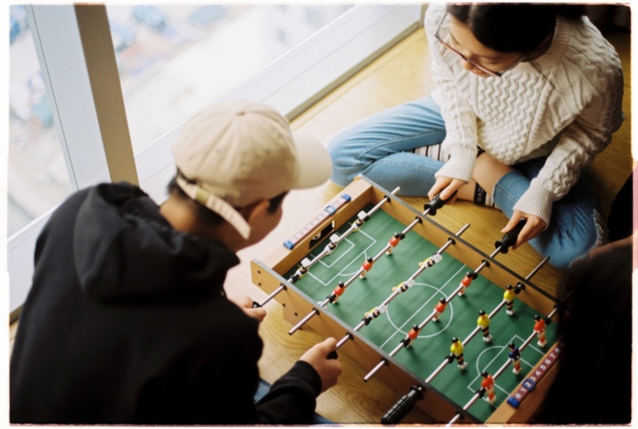 Symbolic image: A young man and a young woman play table soccer.